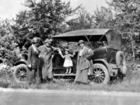 the-whole-family-poses-with-their-car-ca-1919-news-photo-526267518-1553626031